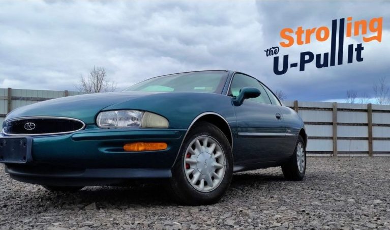 Strolling-the-U-Pull-It-1997-Buick-Riviera-1