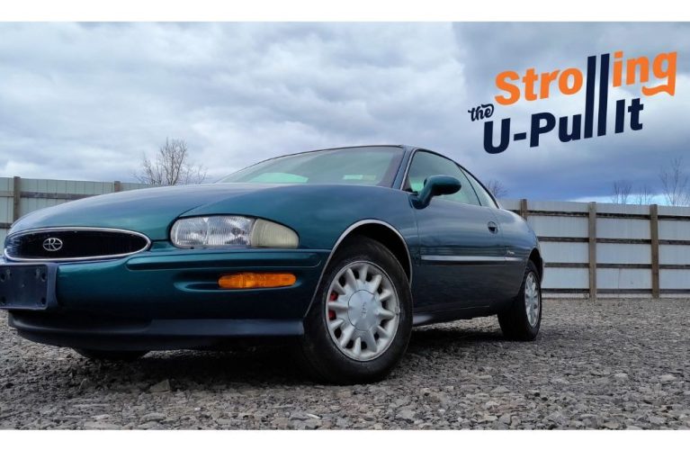 Strolling-the-U-Pull-It-1997-Buick-Riviera-1